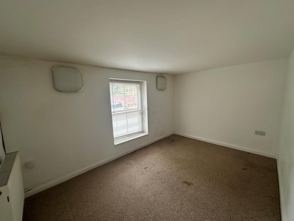 Lot: 141 - FOUR-BEDROOM HOUSE FOR IMPROVEMENT - Bedroom two